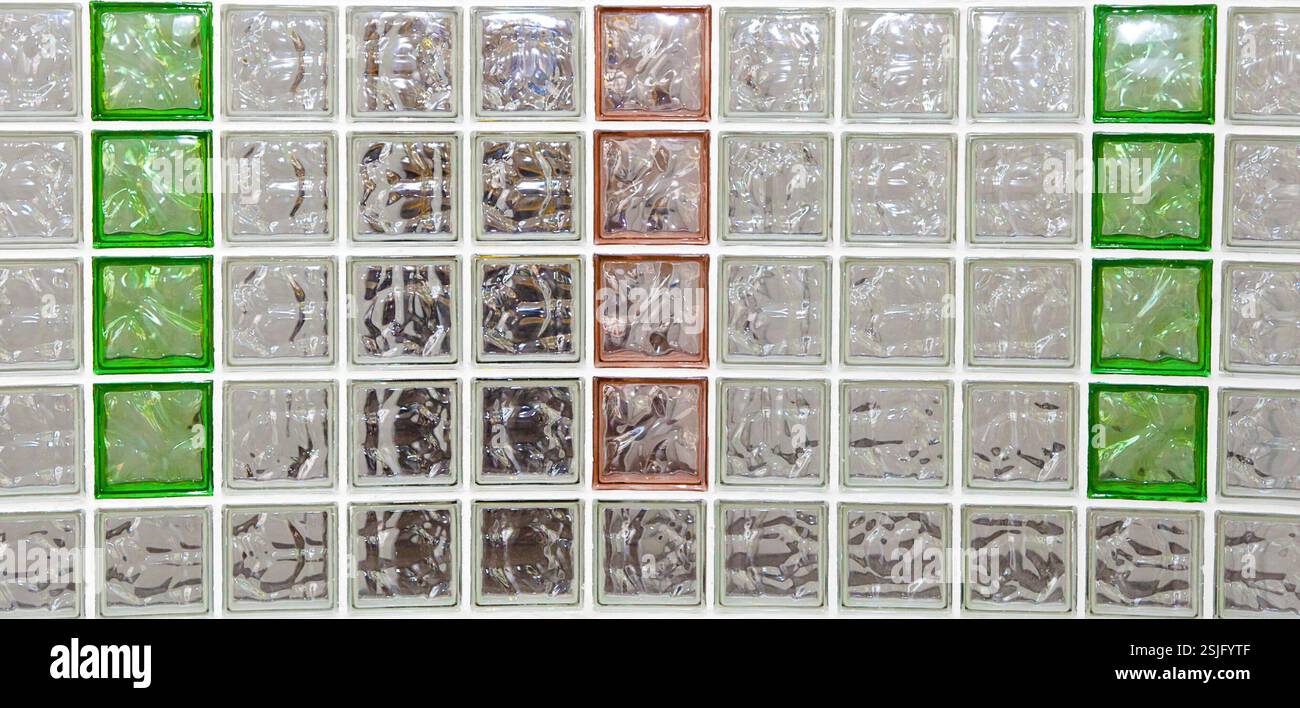 Blocchi decorativi di vetro in diversi colori, tricolore italiano. Foto Stock