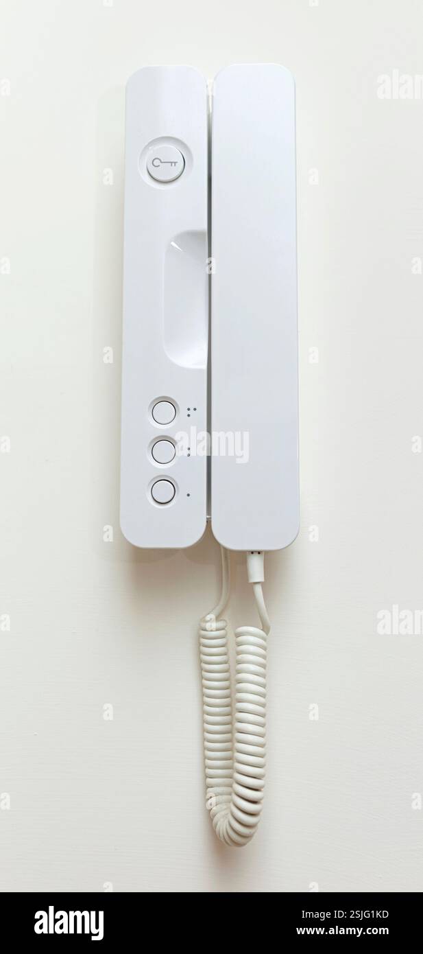 Telefono sistema di osservazione sul muro bianco. Foto Stock