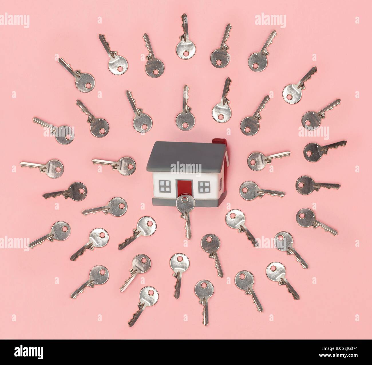 Casa con chiavi che simboleggiano uova e sperma. Metafora di comprare una casa. Foto Stock