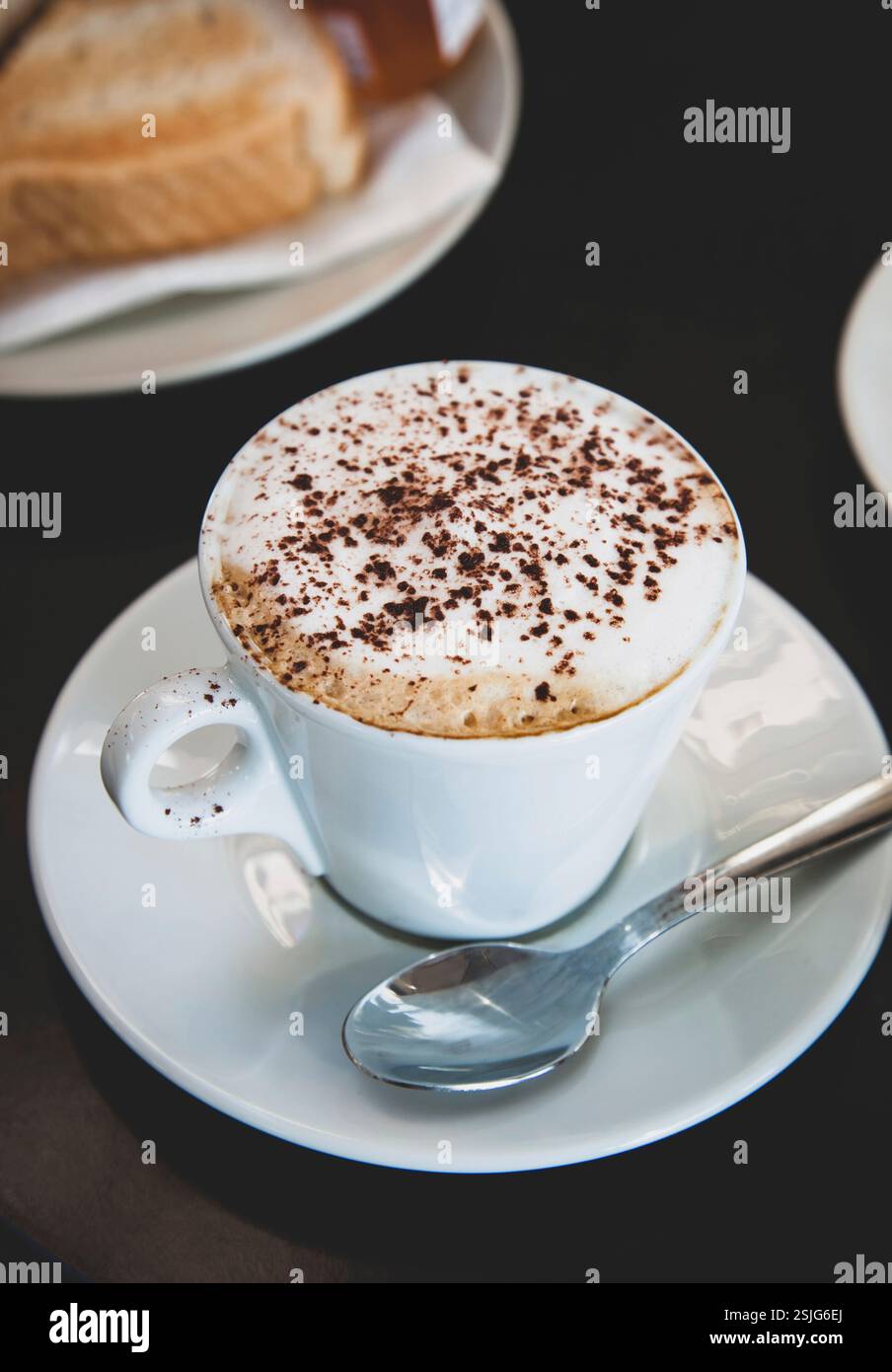 Hot caffè moca con schiuma di latte e cacao in polvere. Foto Stock