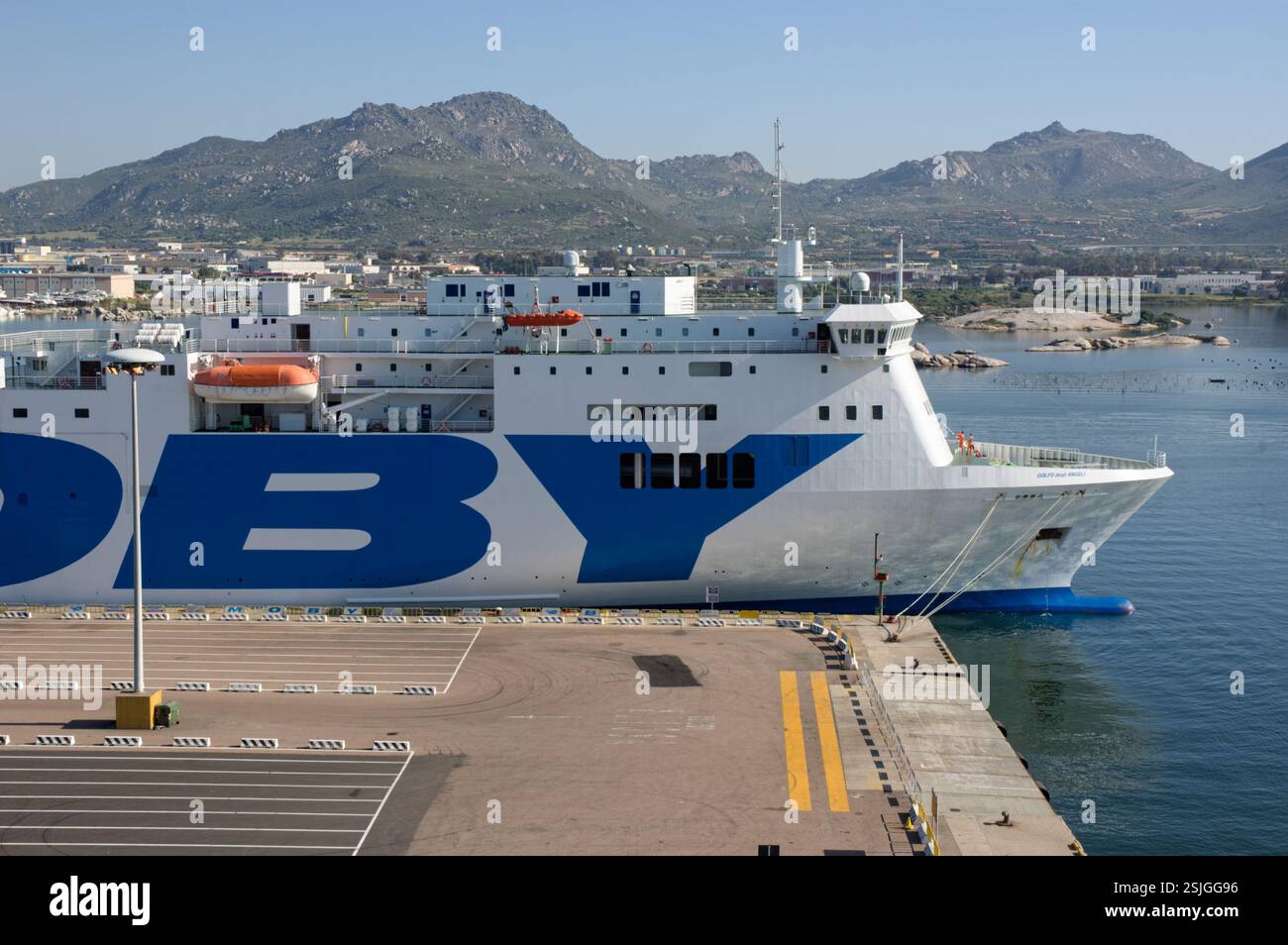 Traghetto Moby RO-RO attraccato a Olbia, Sardegna. Foto Stock