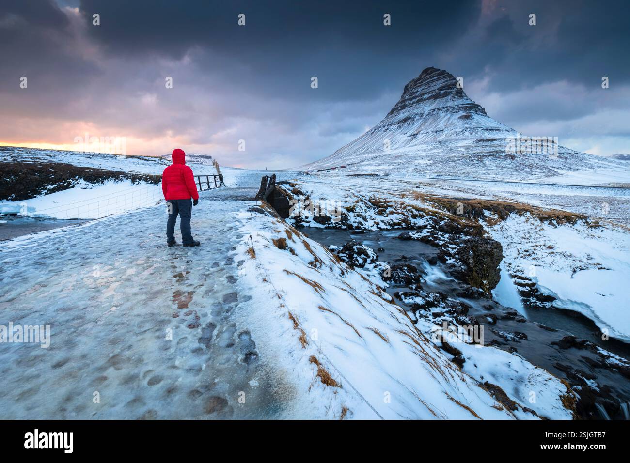 Vista del monte Kirkjufell al tramonto in inverno. Grundarfjördur, penisola di Snaefellsnes, regione di Vesturland, Islanda, Nord Europa. Foto Stock