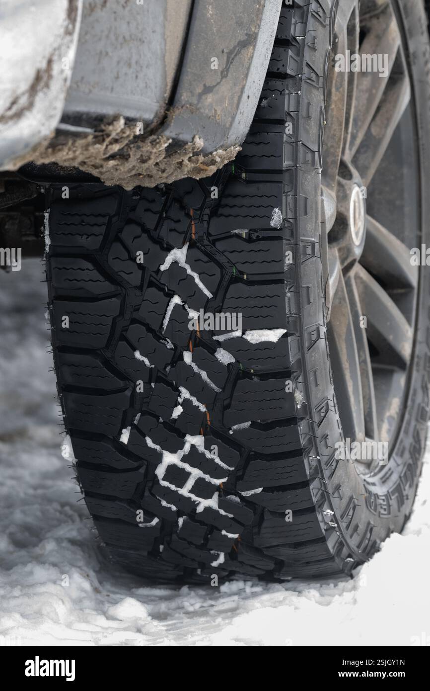 Pneumatici con buona aderenza su un veicolo 4x4 in condizioni di neve Foto Stock