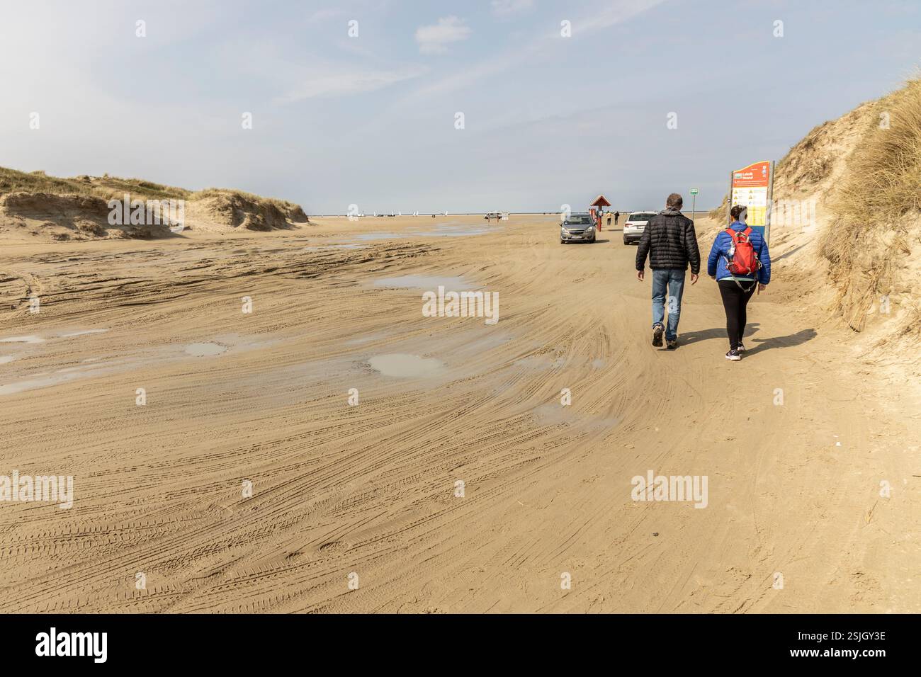 Due vacanzieri alla famosa traversata di lakolk sulla strada per la spiaggia di sabbia passabile, Römö, Danimarca Foto Stock