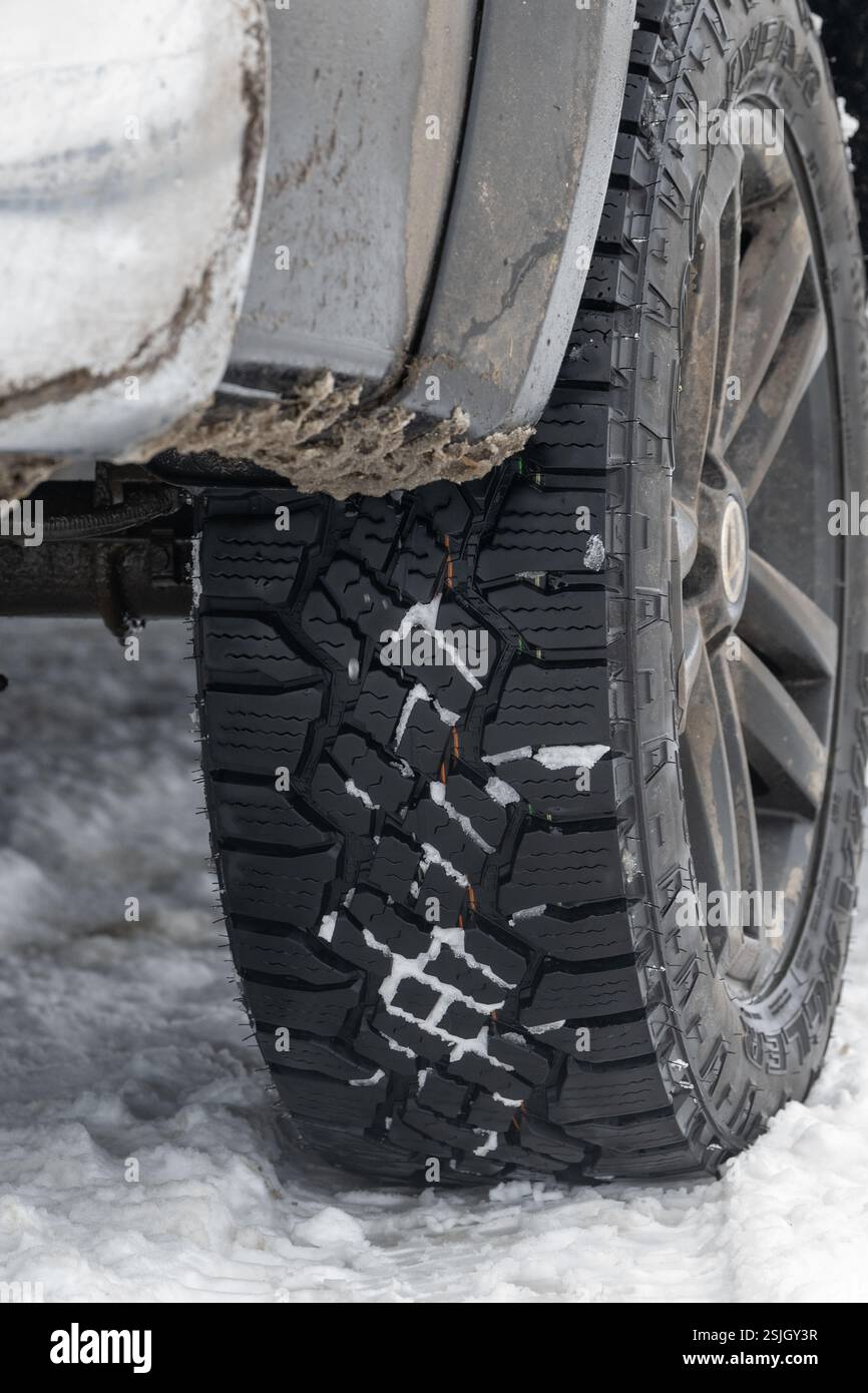 Pneumatici con buona aderenza su un veicolo 4x4 in condizioni di neve Foto Stock