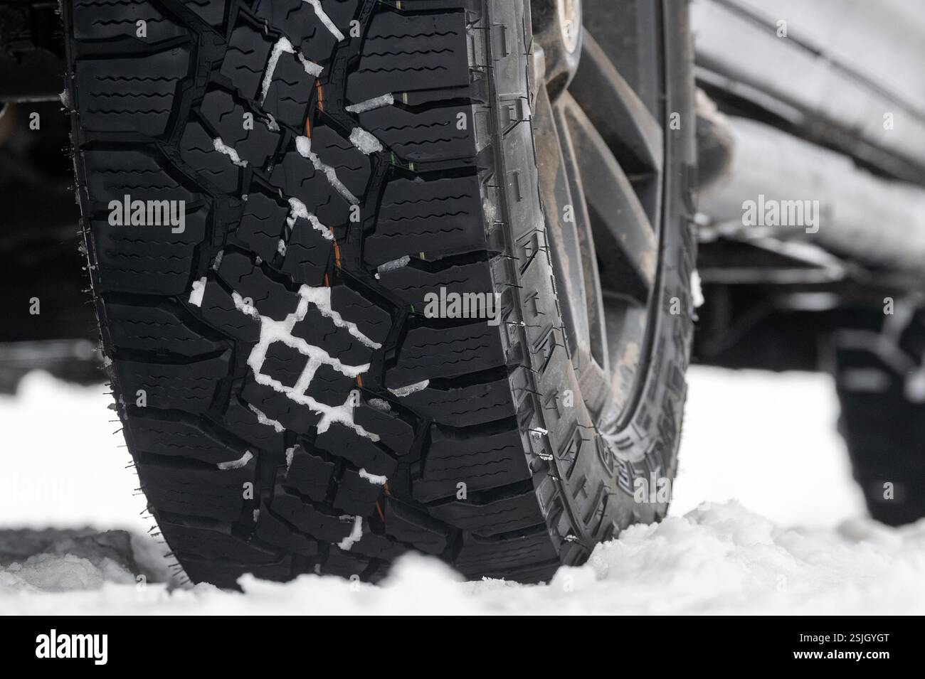 Pneumatici con buona aderenza su un veicolo 4x4 in condizioni di neve Foto Stock