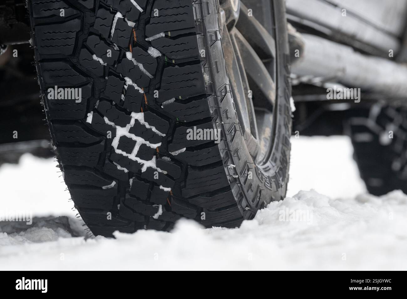 Pneumatici con buona aderenza su un veicolo 4x4 in condizioni di neve Foto Stock