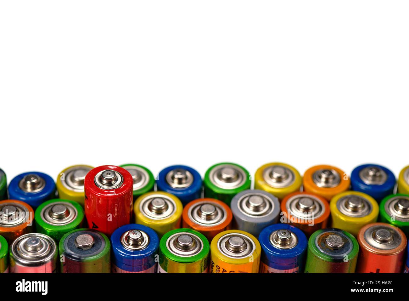 Batterie usate vecchie raccolte per il riciclaggio isolate in bianco. Informazioni generali sul concetto di riciclaggio dei rifiuti tossici e di ecologia. Messa a fuoco selettiva Foto Stock