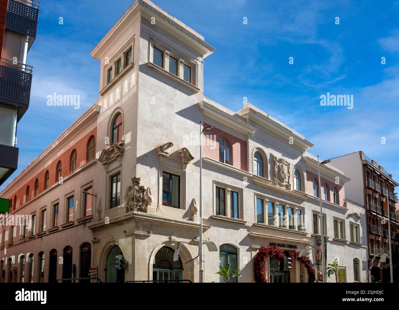 Edificio del mercato di Correos sulla strada omonima nella città di Murcia, Spagna, dedicato al tempo libero e al restauro Foto Stock