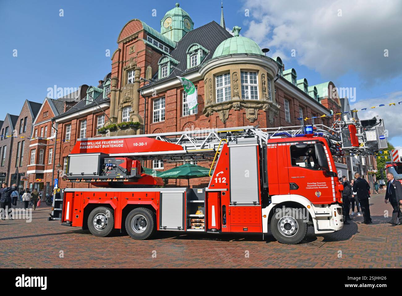 Europa, Germania, regione metropolitana di Amburgo, bassa Sassonia, distretto di Stade, Buxtehude, centro storico, vigili del fuoco, scala girevole con cestello (DLAK) 23-12 tipo L32A-XS, MAN TGM 23,320 veicolo Foto Stock