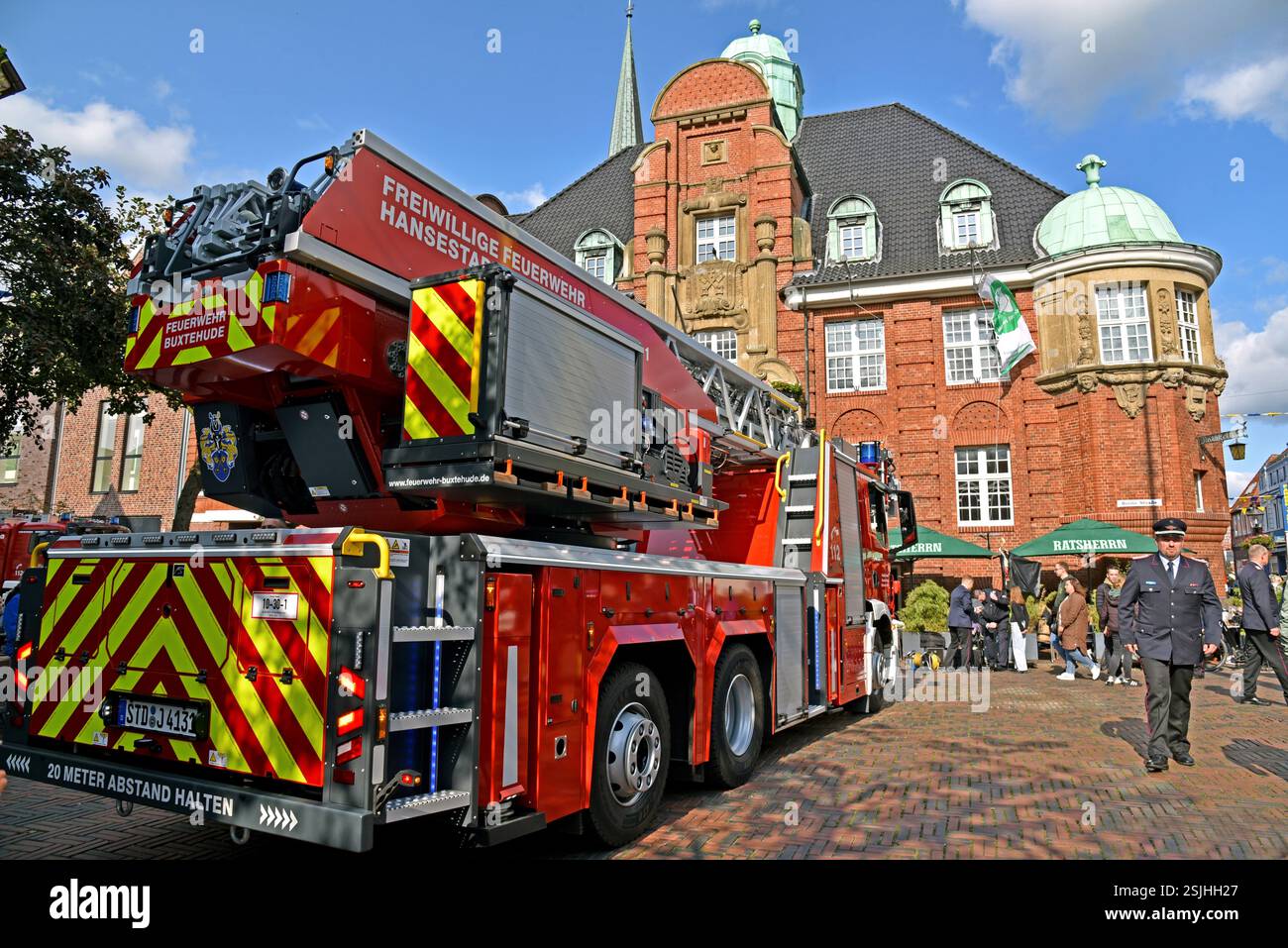 Europa, Germania, regione metropolitana di Amburgo, bassa Sassonia, distretto di Stade, Buxtehude, centro storico, vigili del fuoco, scala girevole con cestello (DLAK) 23-12 tipo L32A-XS, MAN TGM 23,320 veicolo Foto Stock