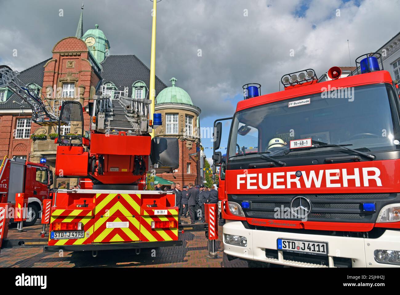 Europa, Germania, regione metropolitana di Amburgo, bassa Sassonia, distretto di Stade, Buxtehude, centro storico, vigili del fuoco, scala girevole con cestello (DLAK) 23-12 tipo L32A-XS, MAN TGM 23,320 veicolo Foto Stock