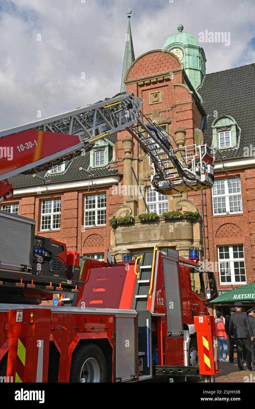 Europa, Germania, regione metropolitana di Amburgo, bassa Sassonia, distretto di Stade, Buxtehude, centro storico, vigili del fuoco, scala girevole con cestello (DLAK) 23-12 tipo L32A-XS, MAN TGM 23,320 veicolo Foto Stock