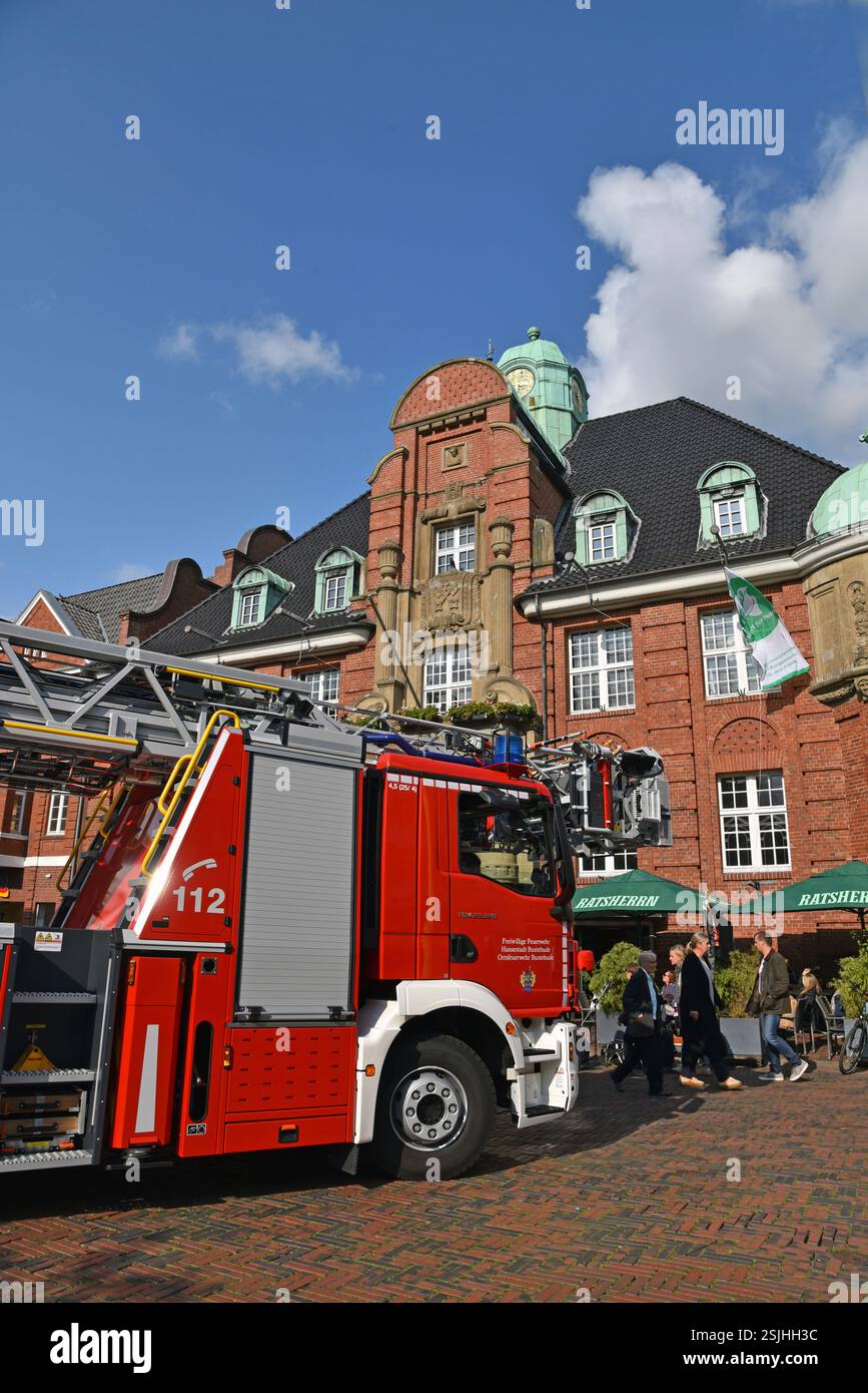 Europa, Germania, regione metropolitana di Amburgo, bassa Sassonia, distretto di Stade, Buxtehude, centro storico, vigili del fuoco, scala girevole con cestello (DLAK) 23-12 tipo L32A-XS, MAN TGM 23,320 veicolo Foto Stock