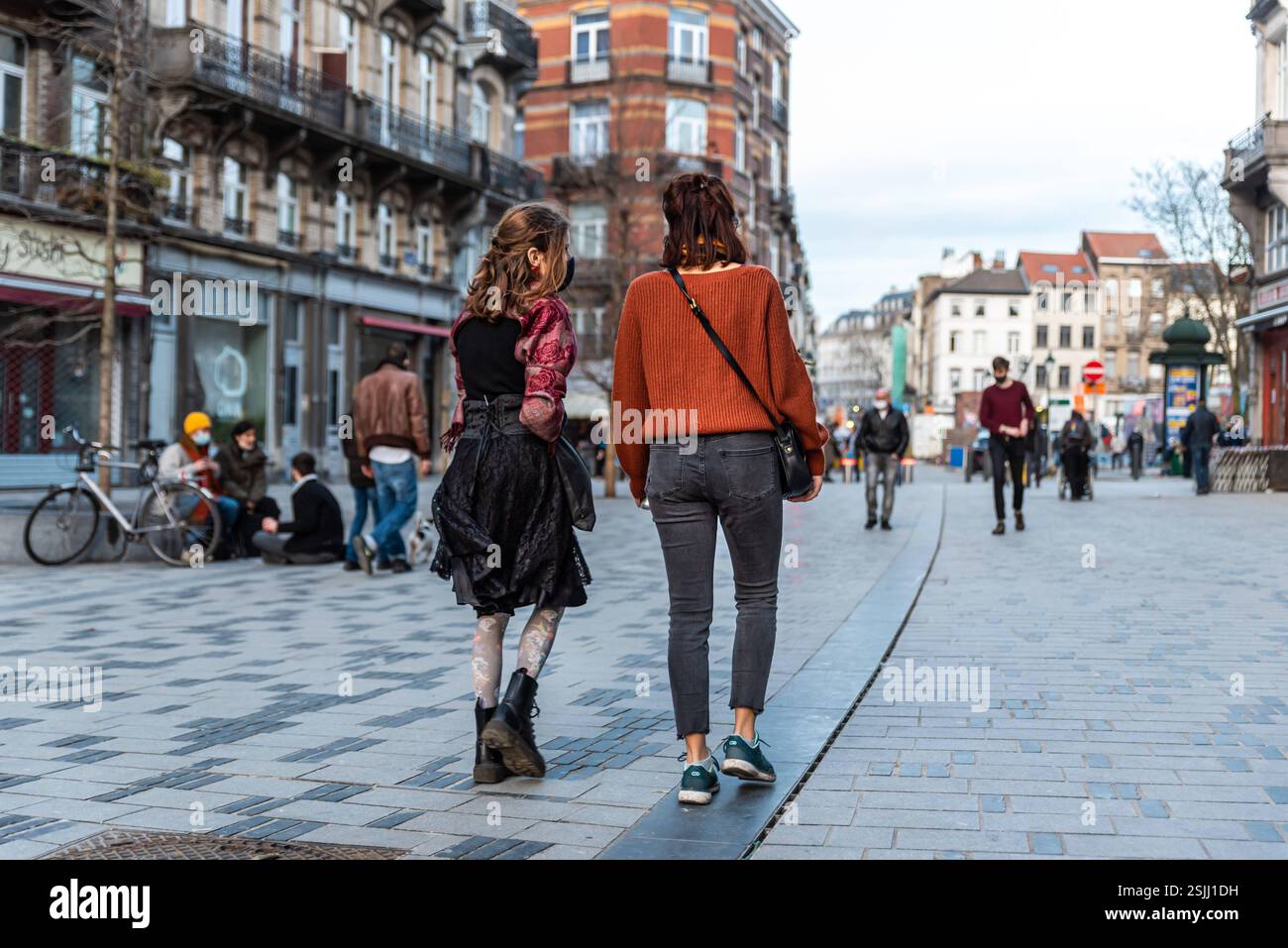 Saint- Gilles, regione di Bruxelles capitale - Belgio - 02 26 2021- ragazze alla moda che escono alla piazza del mercato di Parvis Foto Stock