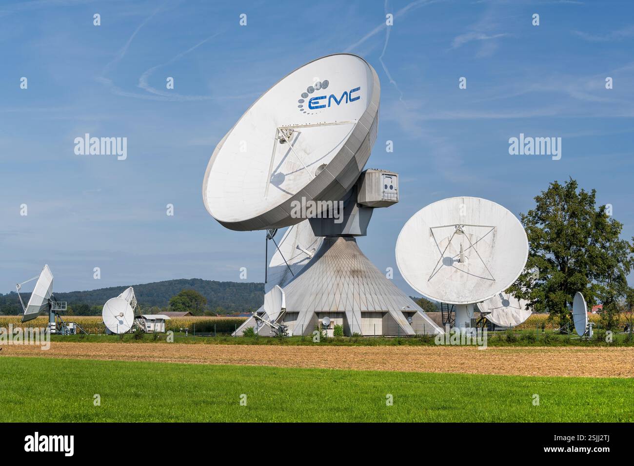 Stazione di terra satellite, stazione di terra di Raisting, Allgäu, Baviera, Germania Foto Stock Stazione di terra satellite, stazione di terra di Raisting, Allgäu, Baviera, Germania Foto Stock