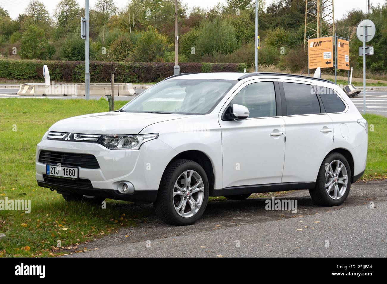 ORLOVA, CECHIA - 12 OTTOBRE 2023: SUV bianco Mitsubishi Outlander parcheggiato in strada Foto Stock