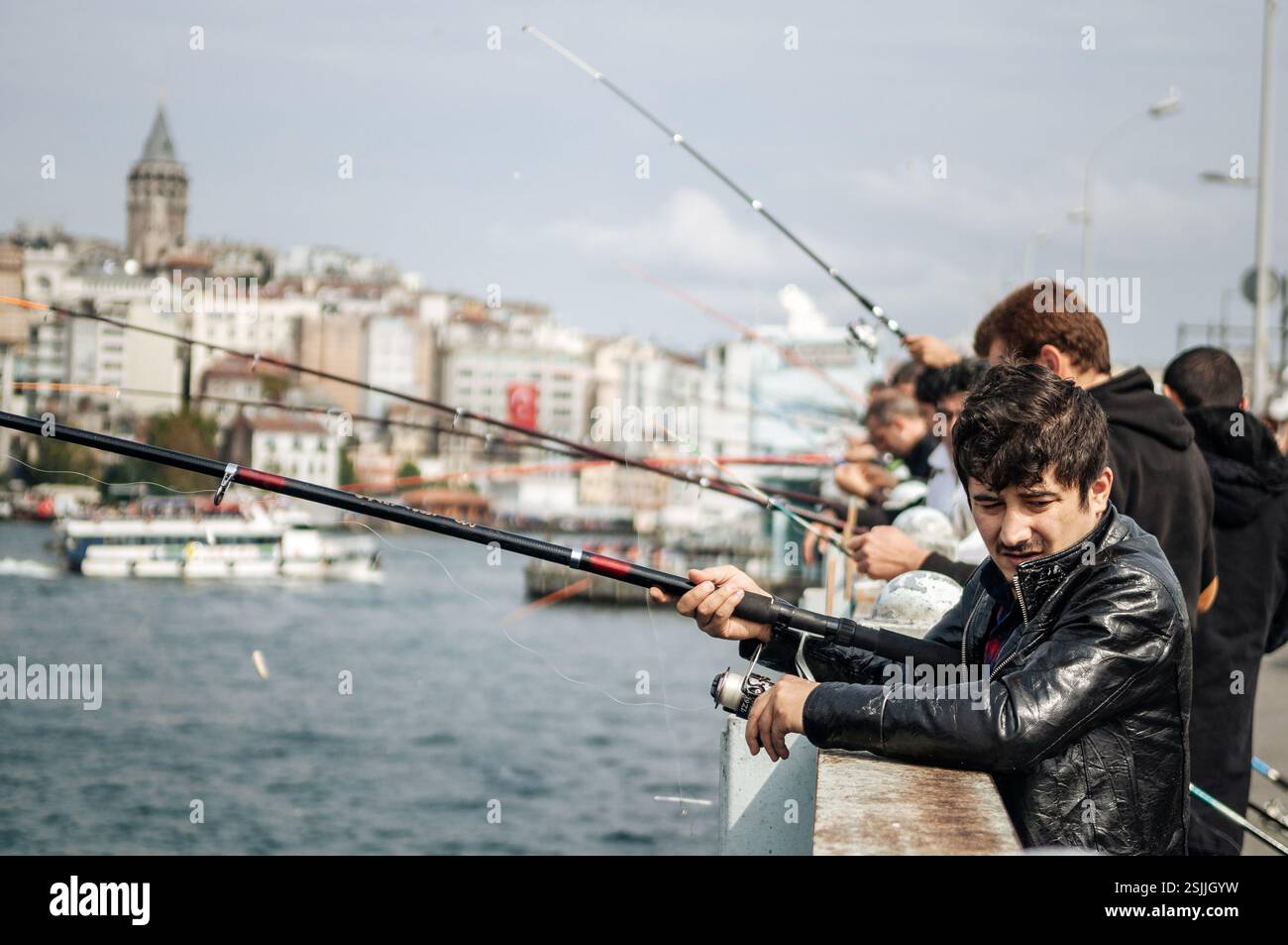 I pescatori sul Ponte di Galata a Istanbul, Turchia Foto Stock