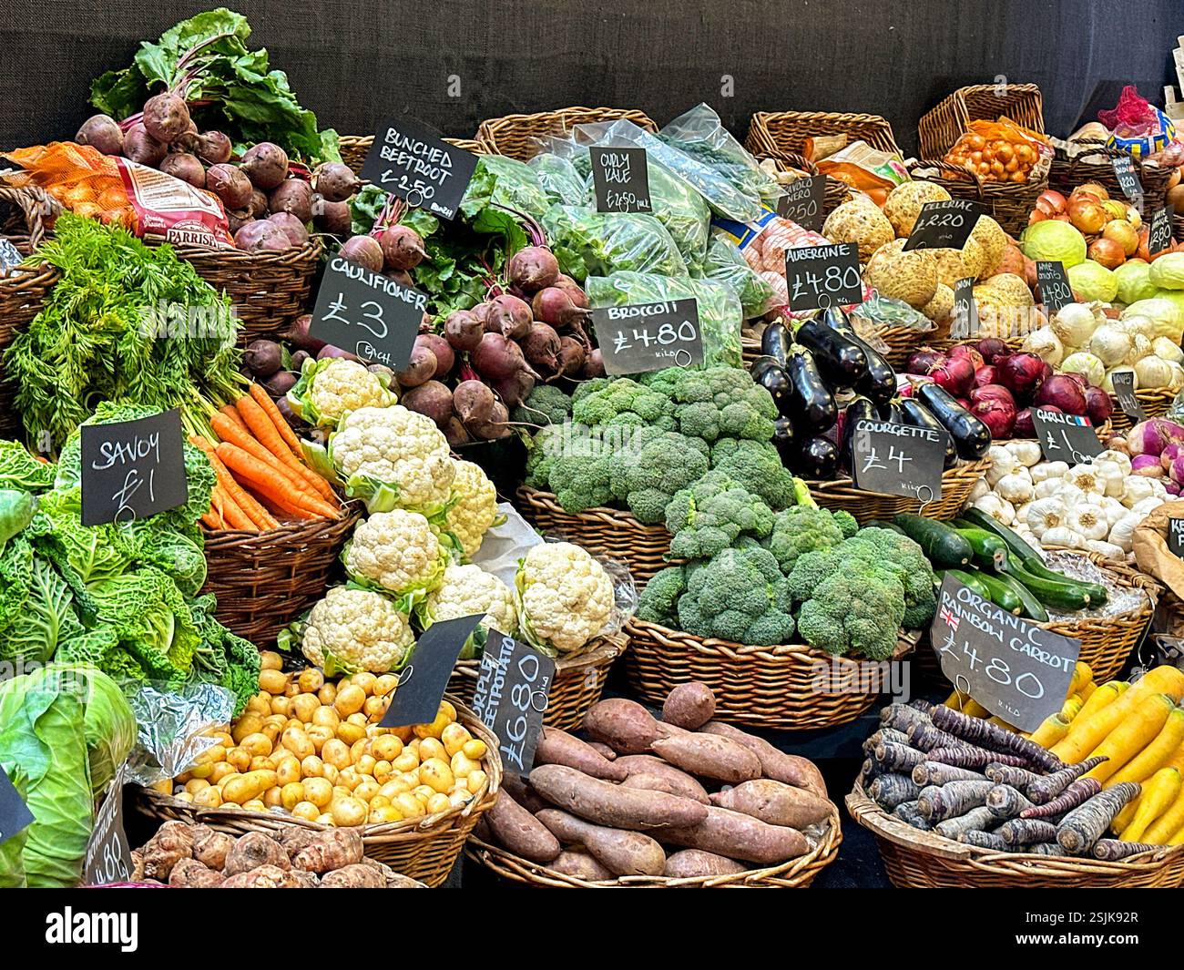 Londra, Regno Unito - 3 luglio 2024: Cestini di verdure fresche in un negozio di alimentari nel Borough Market. Niente persone. - Immagine stock catturata con smartphone