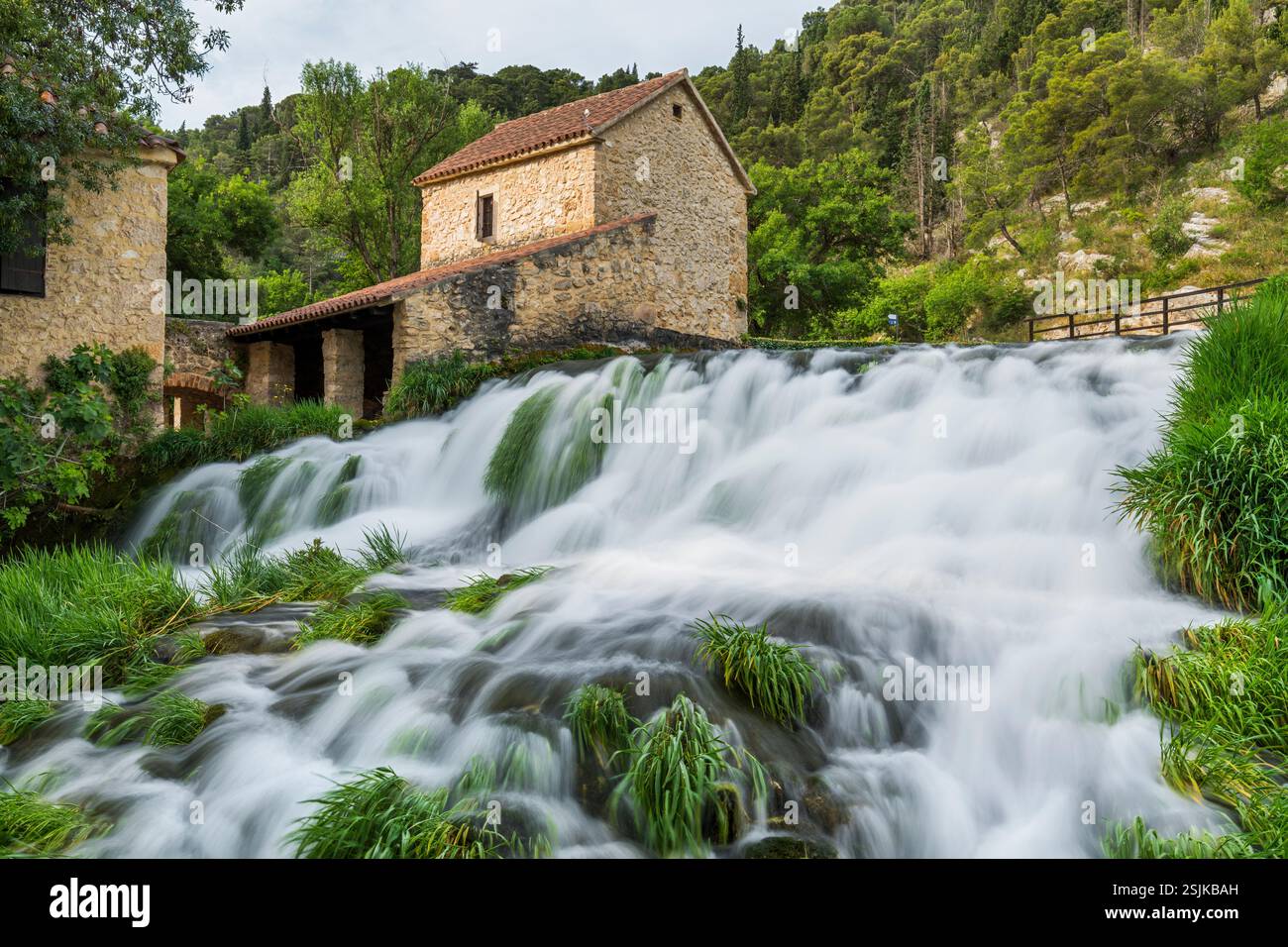 Cascata di fronte a una casa nel Parco Nazionale di Krka, Croazia Foto Stock