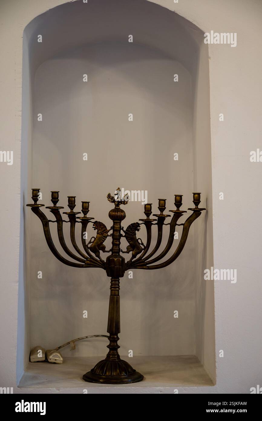 Kazimierz Dolny, Polonia 2 febbraio 2025 hanukkah menorah in una sinagoga storica Foto Stock