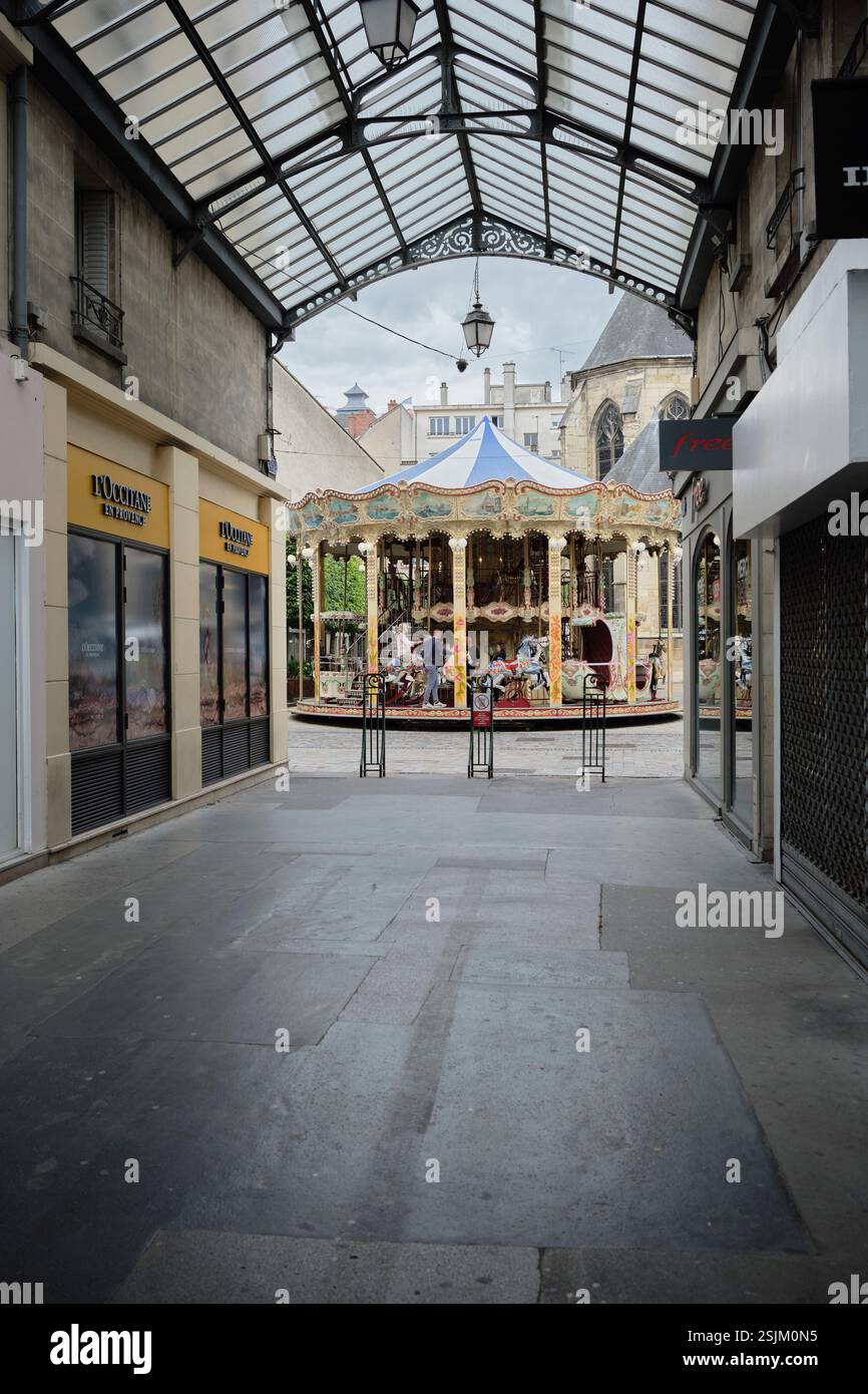 Una piccola giostra nel centro della città di Reims - Grand Est, Departement Marne, Francia Foto Stock