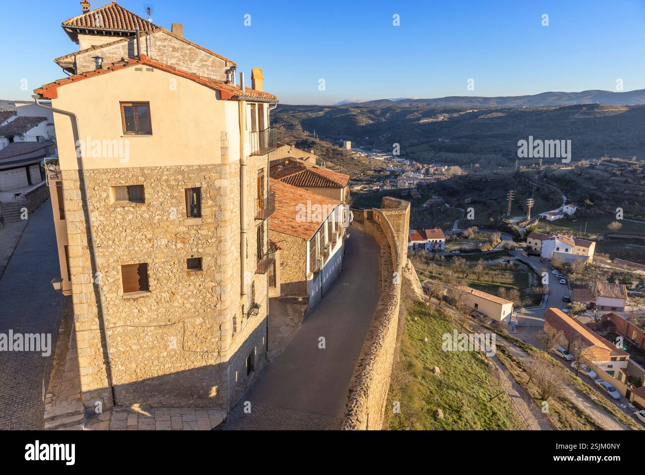 Spagna, Morella, città vecchia, città di montagna, mura del castello, vecchia casa Foto Stock