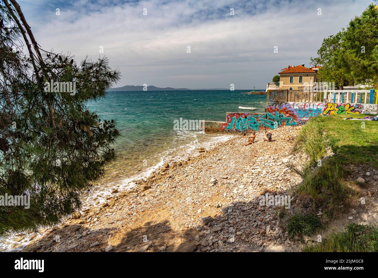 Spiaggia di ghiaia con graffiti a Zara, Croazia, Europa Foto Stock