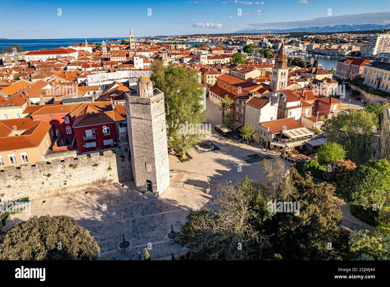 Piazza delle cinque fontane con la Torre del Capitano e la Chiesa di San Simeone vista dall'alto, Zara, Croazia, Europa Foto Stock