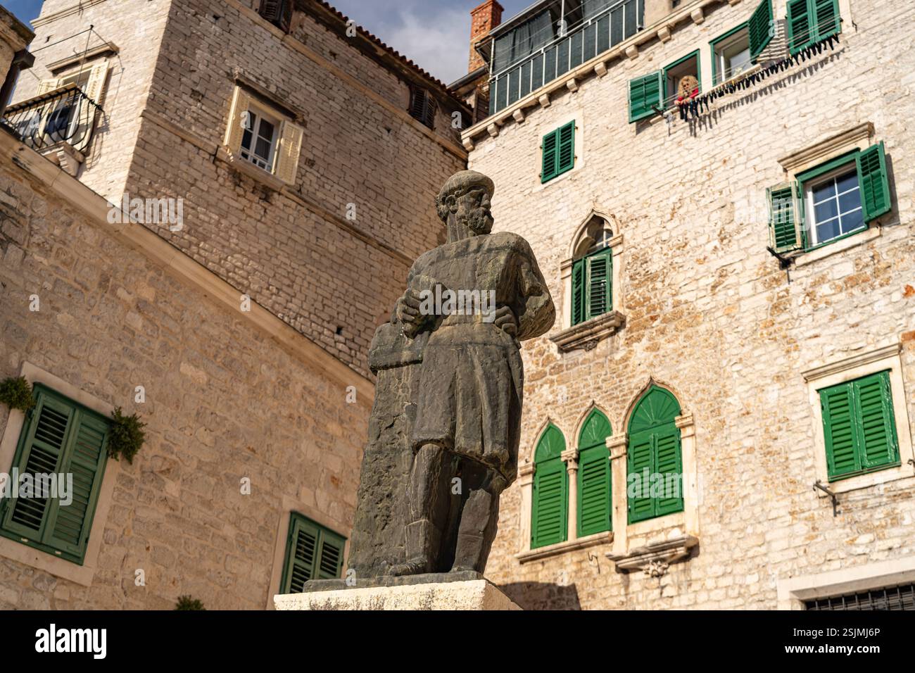 Statua di Juraj Dalmatinac o Giorgio da Sebenico sulla piazza di fronte alla cattedrale di Sibenico, Croazia, Europa Foto Stock
