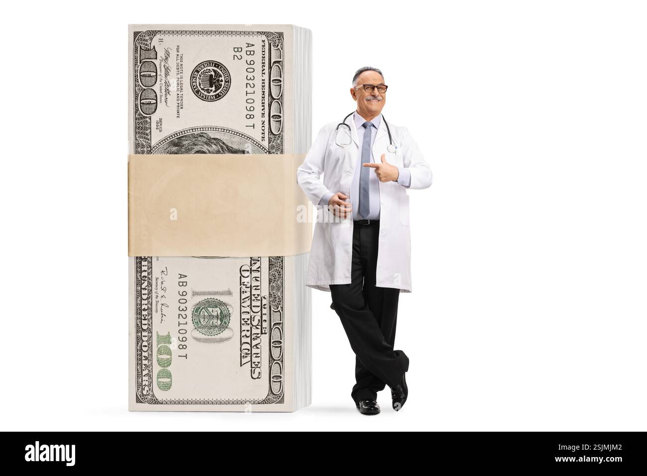 Dottore che indica una grande pila di soldi isolata su sfondo bianco Foto Stock