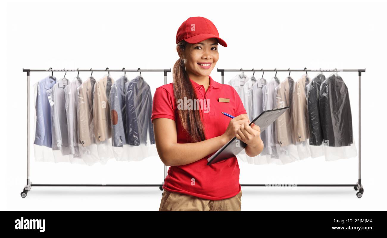 Donna asiatica presso i pulitori a secco che tiene un appunti isolato su sfondo bianco Foto Stock