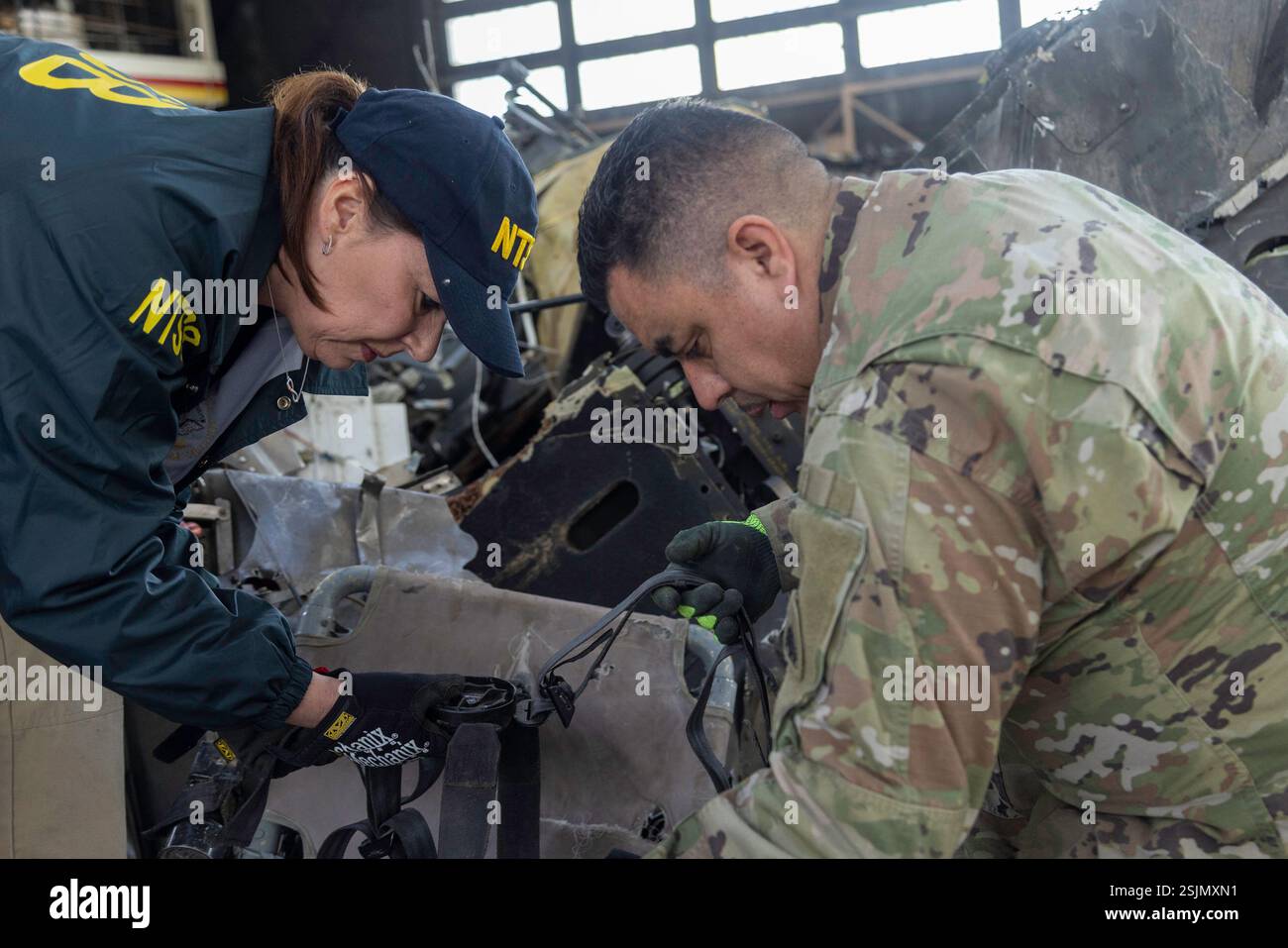 Gli investigatori dell'NTSB continuano le loro indagini su una collisione a mezz'aria tra un aereo bombardiere PSA Airlines CRJ700 e un elicottero militare Sikorsky UH-60. Foto Stock