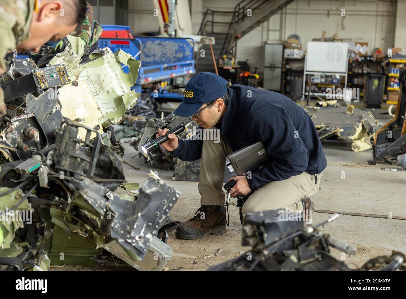 Gli investigatori dell'NTSB continuano le loro indagini su una collisione a mezz'aria tra un aereo bombardiere PSA Airlines CRJ700 e un elicottero militare Sikorsky UH-60. Foto Stock