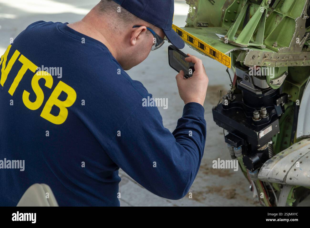 Gli investigatori dell'NTSB continuano le loro indagini su una collisione a mezz'aria tra un aereo bombardiere PSA Airlines CRJ700 e un elicottero militare Sikorsky UH-60. Foto Stock