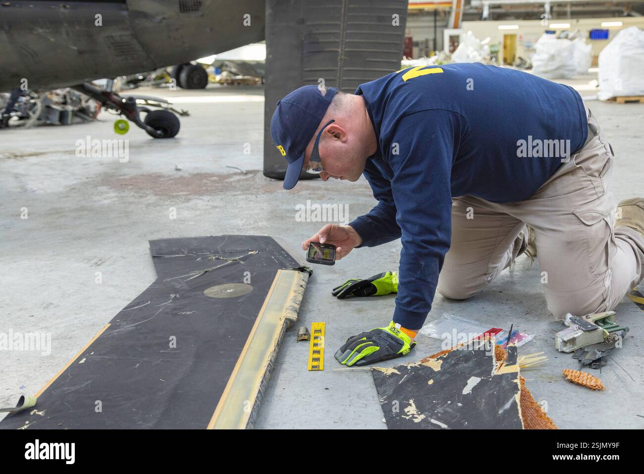 Gli investigatori dell'NTSB continuano le loro indagini su una collisione a mezz'aria tra un aereo bombardiere PSA Airlines CRJ700 e un elicottero militare Sikorsky UH-60. Foto Stock