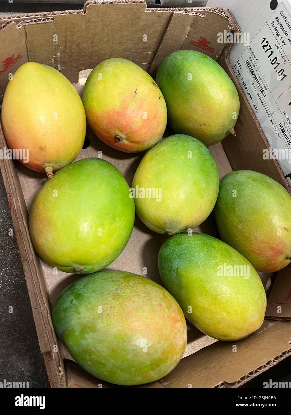 mango, mango, mango, frutta, cassa di cartone, magazzino, produzione, agricoltura, approvvigionamento alimentare, logistica, stoccaggio, distribuzione, catena di approvvigionamento della frutta - Immagine stock catturata con smartphone
