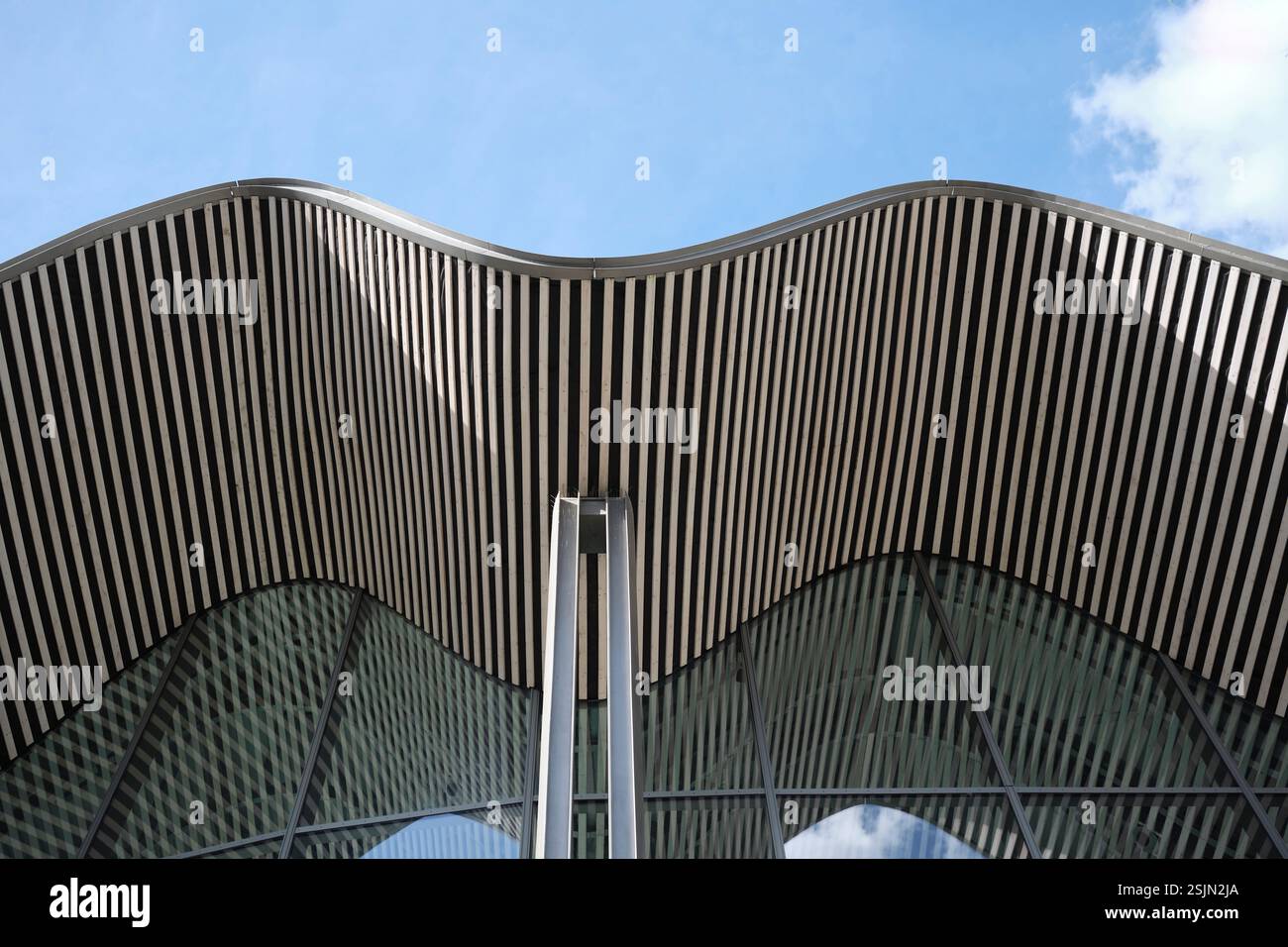 Vista dettagliata del tetto ondulato a forma libera dello stadio sportivo "UCPA Sport Station Grand Reims" di Reims - Grand Est, dipartimento Marne, Francia Foto Stock