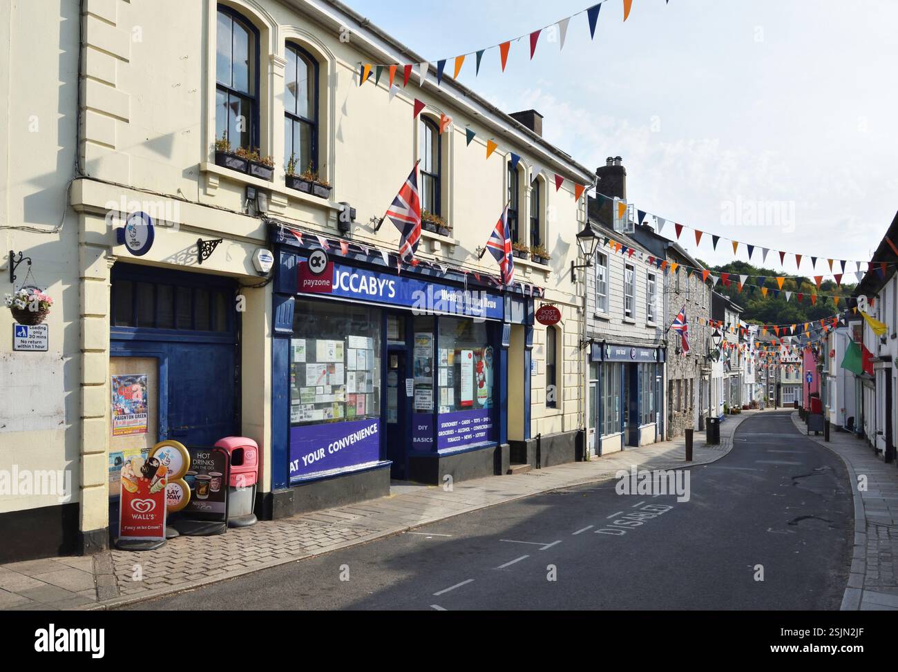 Buckfastleigh, Devon. FORE Street, è la strada principale di questa piccola città e parrocchia civile ai margini del Dartmoor. Foto Stock
