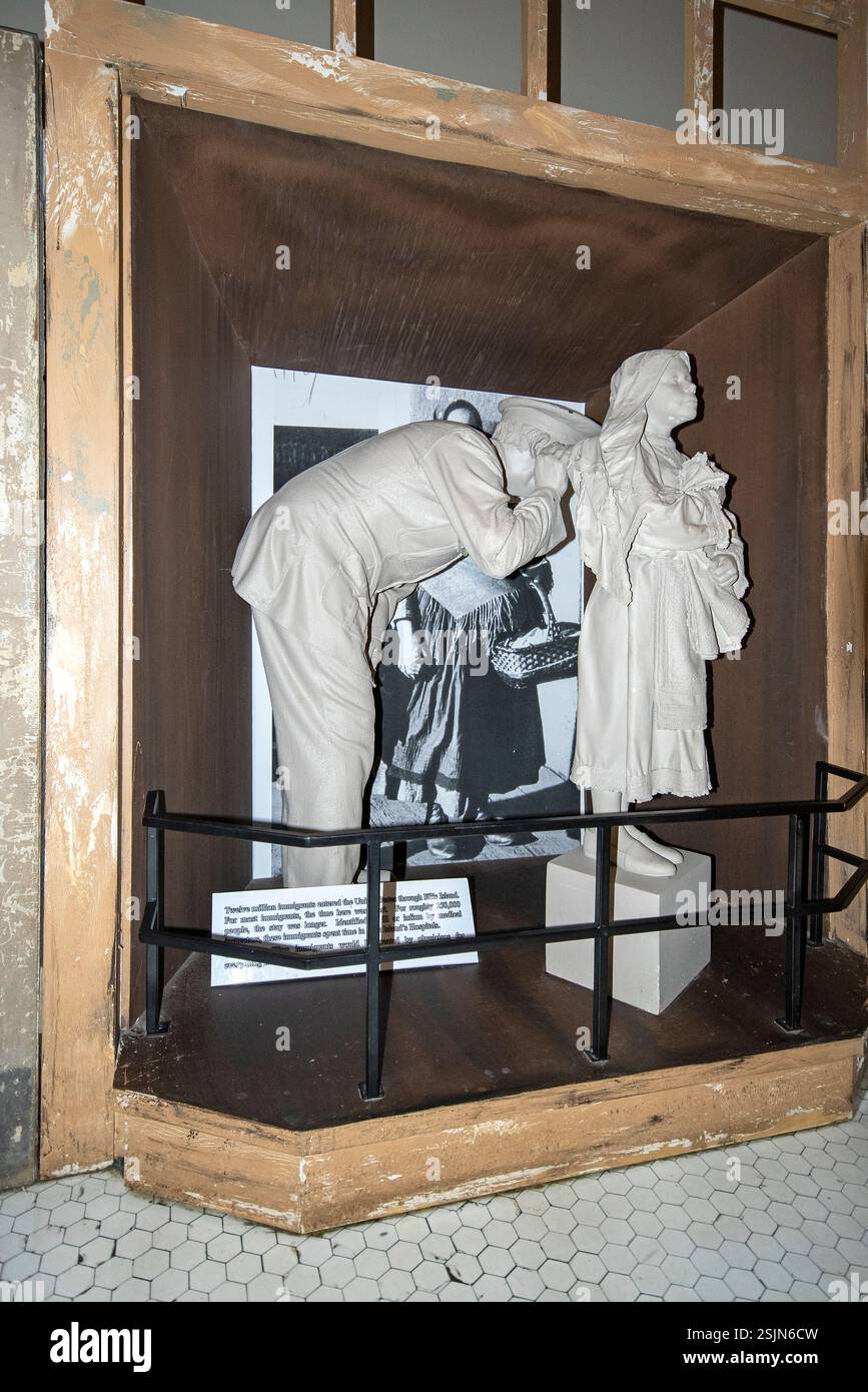 Scultura raffigurante un esame medico di una donna immigrata, Ellis Island National Museum of Immigration, Ellis Island, New York City, USA Foto Stock