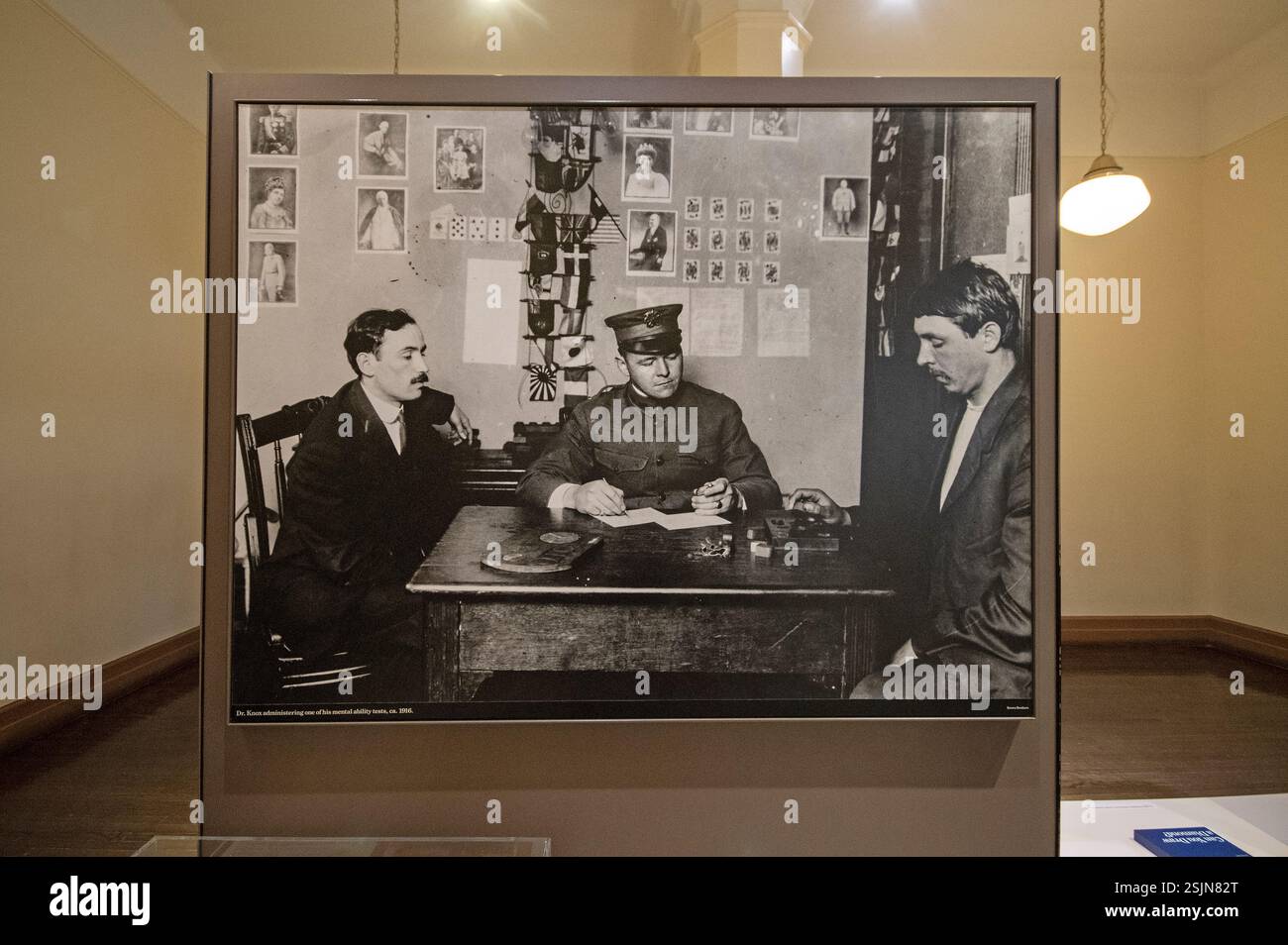 Fotografia che mostra un test di abilità mentale per gli immigrati, Ellis Island National Museum of Immigration, Ellis Island, New York City, USA Foto Stock