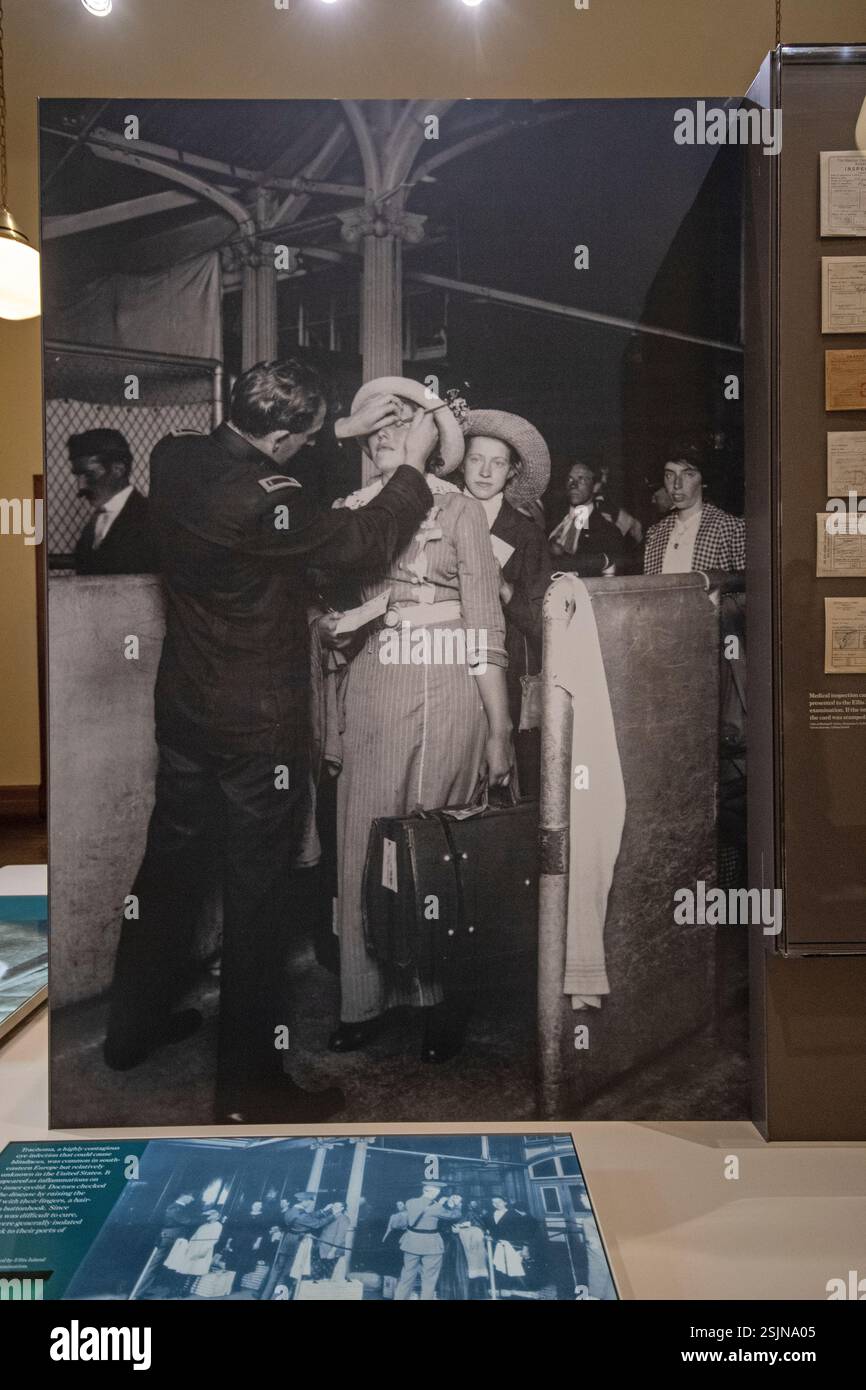 Vecchia fotografia che mostra il controllo visivo di una donna immigrata, Ellis Island National Museum of Immigration, Ellis Island, New York City, USA Foto Stock