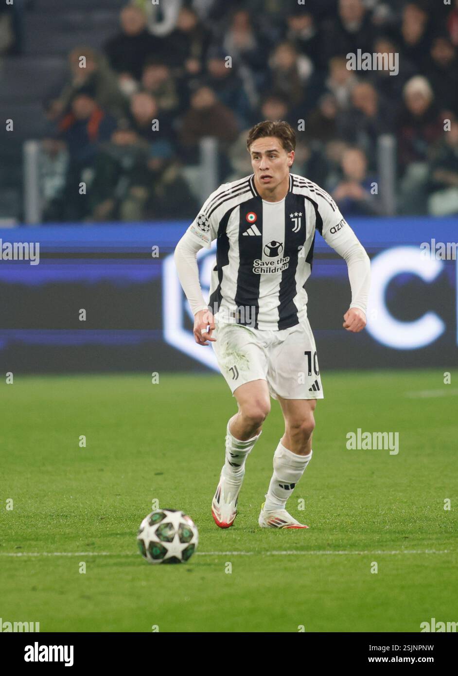 Torino, Italia. 11 febbraio 2025. Kenan Yildiz della Juventus FC durante la partita di andata della UEFA Champions League tra Juventus FC e PSV Eindhoven. L'11 febbraio 2025 allo stadio Allianz di Torino. Crediti: Nderim Kaceli/Alamy Live News Foto Stock