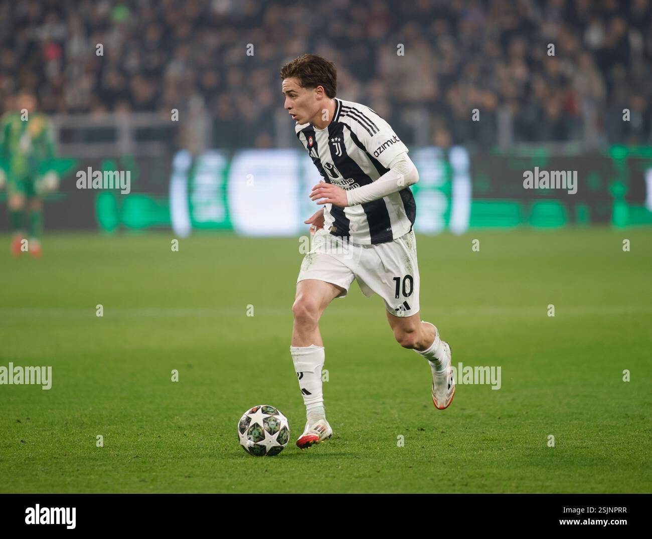Torino, Italia. 11 febbraio 2025. Kenan Yildiz della Juventus FC durante la partita di andata della UEFA Champions League tra Juventus FC e PSV Eindhoven. L'11 febbraio 2025 allo stadio Allianz di Torino. Crediti: Nderim Kaceli/Alamy Live News Foto Stock
