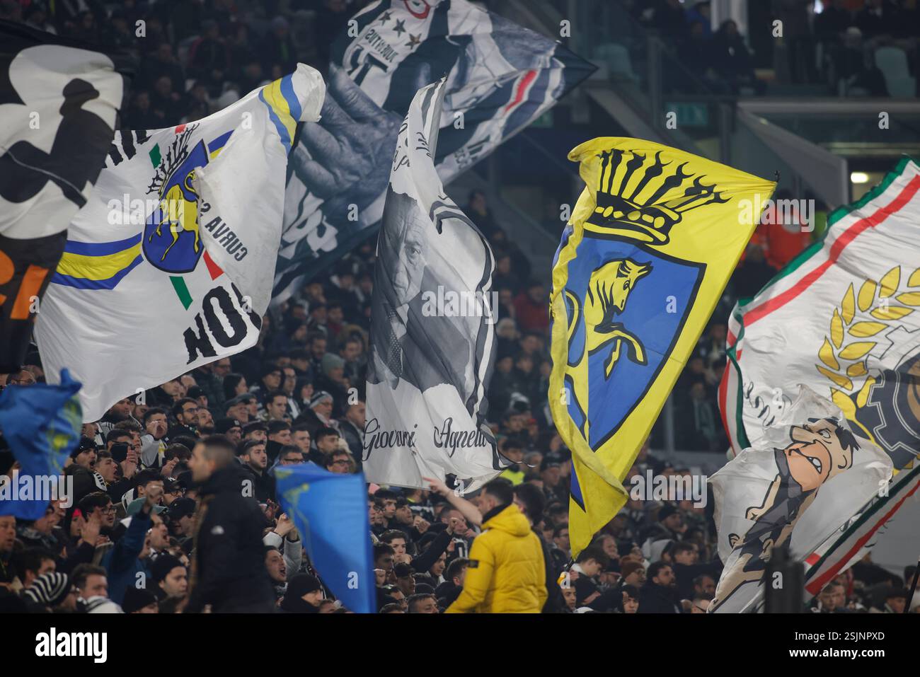 Torino, Italia. 11 febbraio 2025. Tifosi della Juventus FC durante la partita di andata della UEFA Champions League tra Juventus FC e PSV Eindhoven. L'11 febbraio 2025 allo stadio Allianz di Torino. Crediti: Nderim Kaceli/Alamy Live News Foto Stock