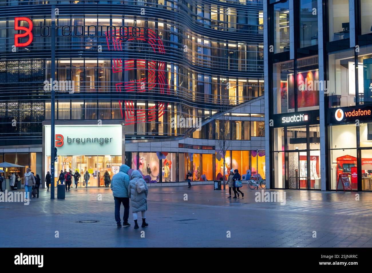 Negozi a Schadowplatz, centro commerciale Kö-Bogen, Breuning, Swatch, Vodafone, a Düsseldorf, Renania settentrionale-Vestfalia, Germania Foto Stock