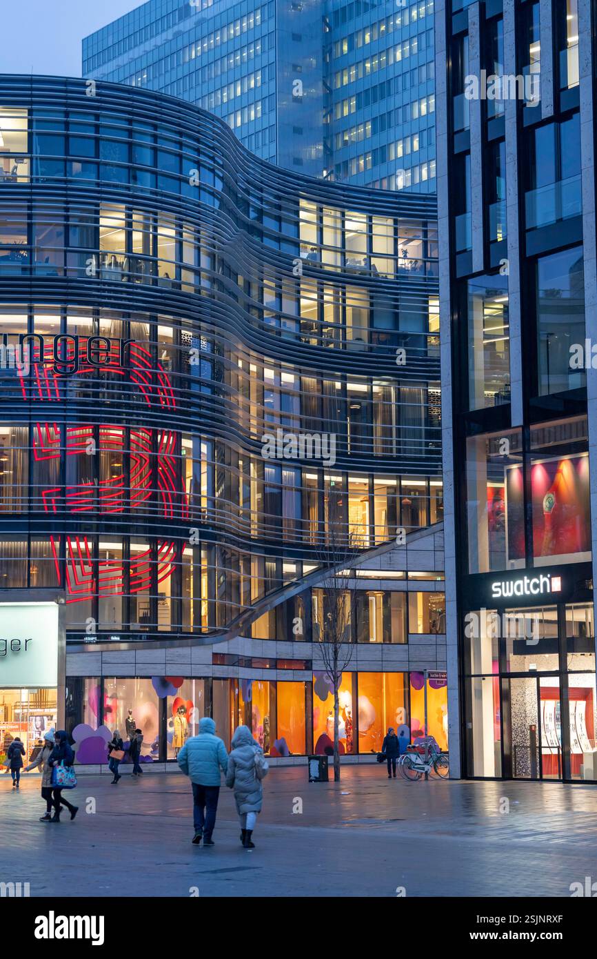 Negozi a Schadowplatz, centro commerciale Kö-Bogen, Breuning, Swatch, Vodafone, a Düsseldorf, Renania settentrionale-Vestfalia, Germania Foto Stock
