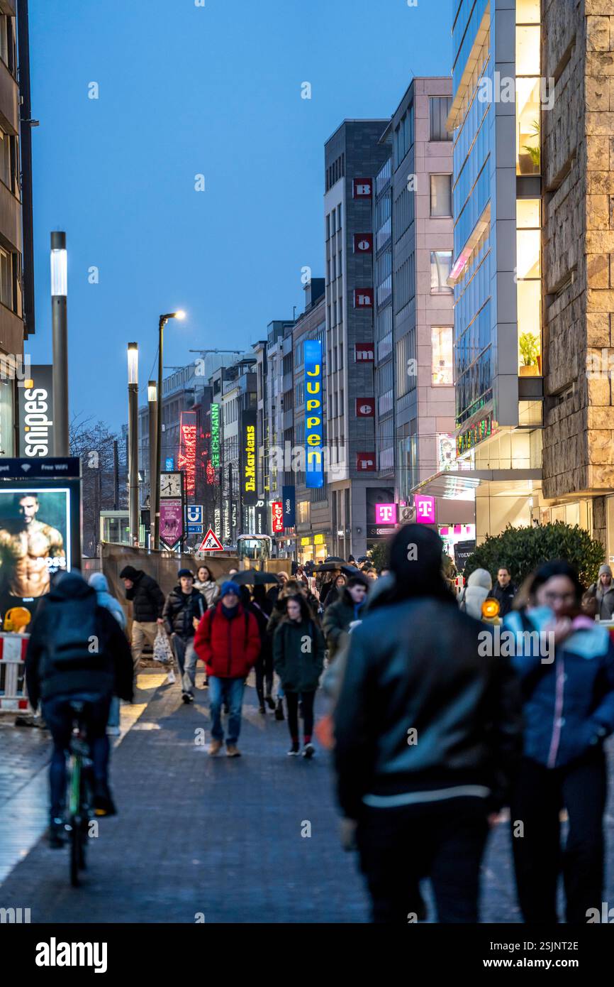 Negozi a Schadowstraße, zona pedonale, inverno, a Düsseldorf, Renania settentrionale-Vestfalia, Germania Foto Stock