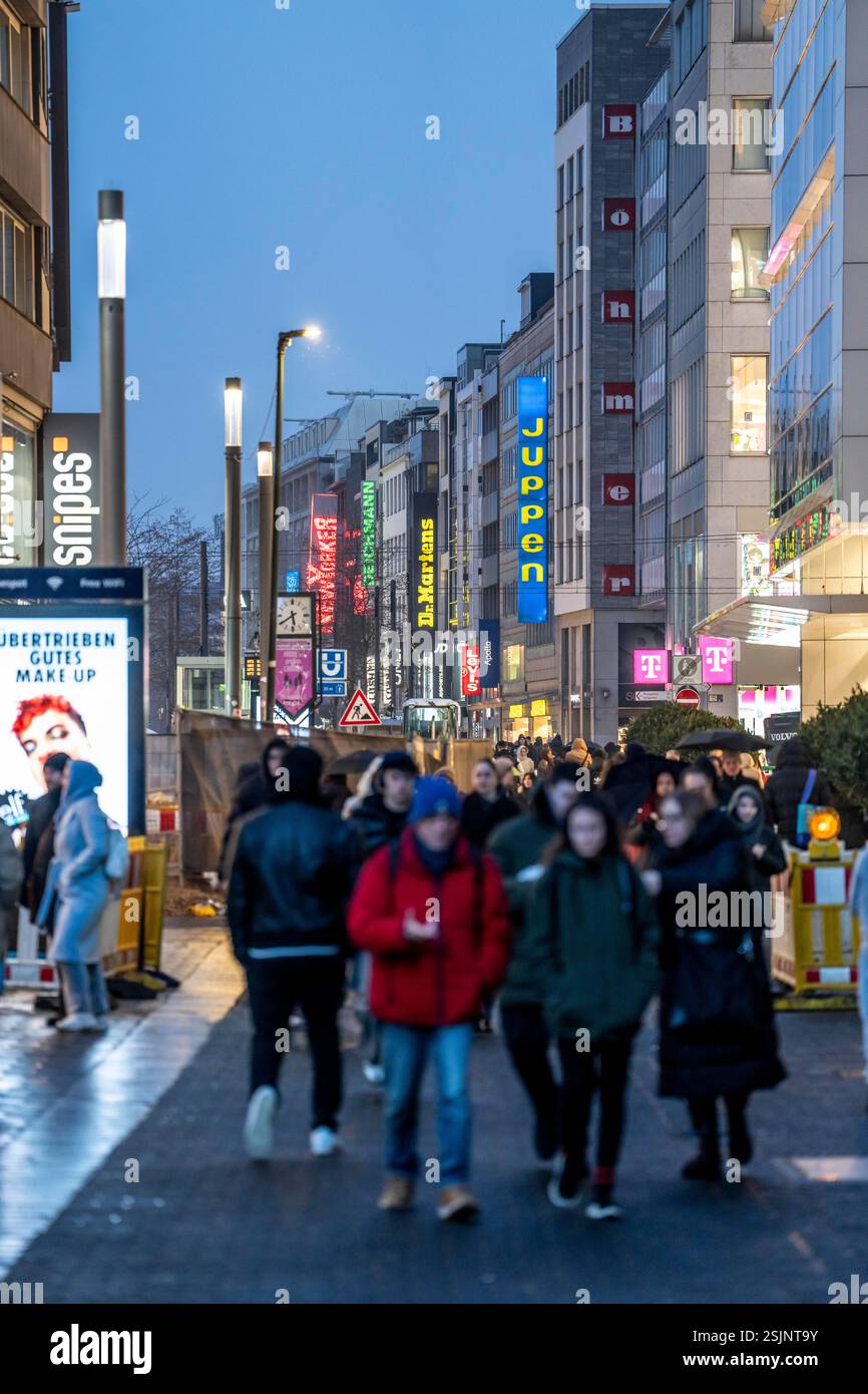 Negozi a Schadowstraße, zona pedonale, inverno, a Düsseldorf, Renania settentrionale-Vestfalia, Germania Foto Stock