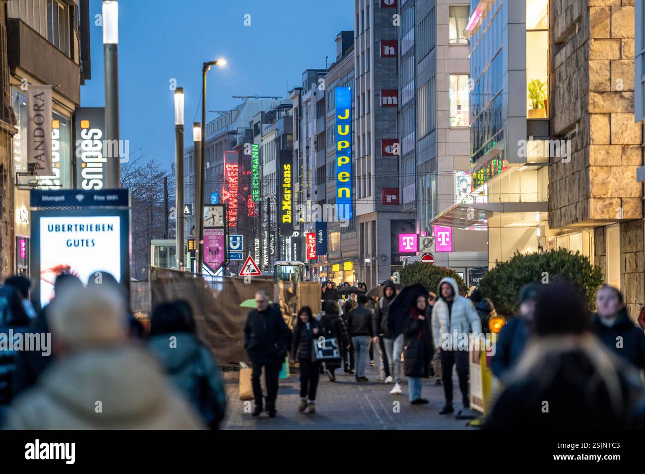 Negozi a Schadowstraße, zona pedonale, inverno, a Düsseldorf, Renania settentrionale-Vestfalia, Germania Foto Stock